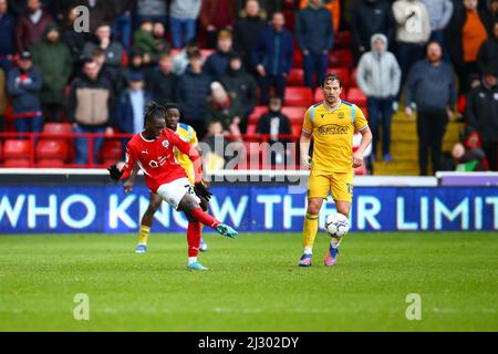 Oakwell, Barnsley, Inghilterra - 2nd Aprile 2022 Domingos Quina (28) di Barnsley passa la palla - durante il gioco Barnsley v Reading Foto Stock