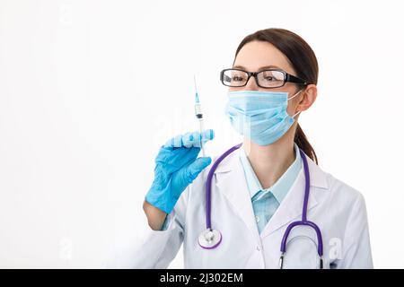 Un infermiere tiene una siringa prima di effettuare l'iniezione. Il concetto di vaccinazione. Foto Stock