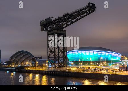 Clyde Shore in serata, Finnieston Crane, SSE Hydro, Clyde Auditorium, Glasgow, Scozia Regno Unito Foto Stock