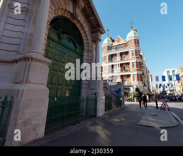Londra, Greater London, Inghilterra, 12 2022 marzo: Guardando giù Duke Street con l'ingresso dei Brown Hart Gardens a sinistra. Foto Stock