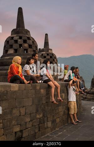 Borobudur, Java, Indonesia. Al mattino presto i visitatori del tempio, in attesa di Sunrise. Foto Stock