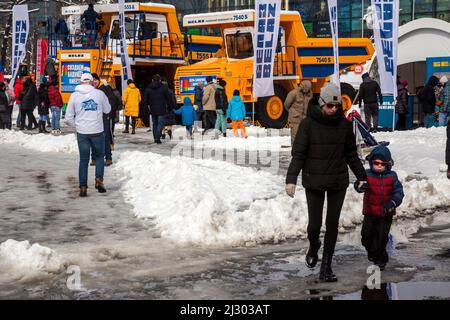 Mosca, Russia. 3rd aprile 2022. Un dumper da miniera Belaz in mostra presso una mostra di prodotti all'avanguardia che espone l'industria ingegneristica russa e bielorussa, presso il VDNKh Exhibition Centre. La mostra è stata inaugurata il giorno dell'unità tra i popoli di Russia e Bielorussia, che si celebra ogni anno il 2 aprile Foto Stock