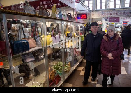 Mosca, Russia. 3rd aprile 2022. Visitatori nel negozio di abbigliamento bielorusso sul territorio del Centro Espositivo e commerciale della Repubblica di Bielorussia (Padiglione No.18) a VDNKh a Mosca, Russia Foto Stock