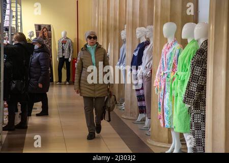 Mosca, Russia. 3rd aprile 2022. Visitatori nel negozio di abbigliamento bielorusso sul territorio del Centro Espositivo e commerciale della Repubblica di Bielorussia (Padiglione No.18) a VDNKh a Mosca, Russia Foto Stock