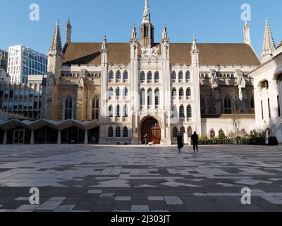 Londra, Grande Londra, Inghilterra, marzo 19 2022: Turisti fuori dalla Guildhall nella città di Londra Foto Stock