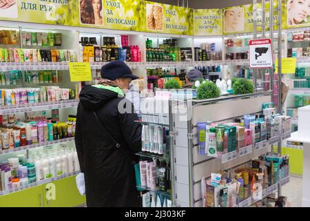 Mosca, Russia. 3rd aprile 2022. Una donna acquista cosmetici nel negozio bielorusso sul territorio del Centro Espositivo e commerciale della Repubblica di Bielorussia (Padiglione No.18) su VDNKh a Mosca, Russia Foto Stock