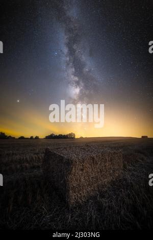 La Via Lattea sopra i campi vicino Steinbach-Hallenberg, Turingia, Germania Foto Stock