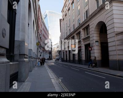 Londra, Greater London, Inghilterra, marzo 19 2022: Street scene guardando verso il grattacielo Walkie Talkie che ospita lo Sky Garden. Foto Stock