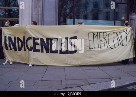 Londra, Regno Unito. 04th Apr 2022. I manifestanti hanno una bandiera 'Indigenous Emergency' durante la manifestazione fuori dall'Ambasciata del Brasile a Londra. I manifestanti si sono riuniti in solidarietà con i popoli indigeni, mentre iniziano il loro campo di terra libera a Brasilia, e in protesta contro Bolsonaro, l'attacco ai diritti indigeni, alle miniere e alla distruzione della foresta pluviale amazzonica. Credit: SOPA Images Limited/Alamy Live News Foto Stock