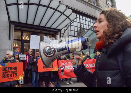 Londra, Regno Unito. 04th Apr 2022. Un manifestante parla attraverso un megafono durante la manifestazione fuori dall'Ambasciata del Brasile a Londra. I manifestanti si sono riuniti in solidarietà con i popoli indigeni, mentre iniziano il loro campo di terra libera a Brasilia, e in protesta contro Bolsonaro, l'attacco ai diritti indigeni, alle miniere e alla distruzione della foresta pluviale amazzonica. Credit: SOPA Images Limited/Alamy Live News Foto Stock