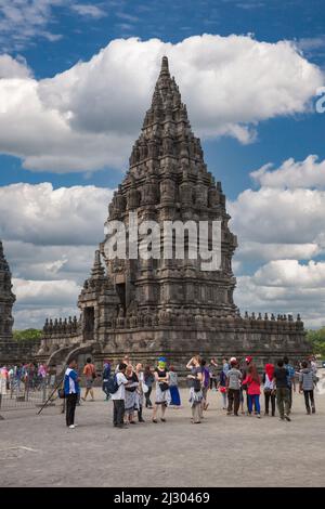 Yogyakarta, Java, Indonesia. Visitatori presso il Prambanan templi. Nandi tempio in background. Foto Stock