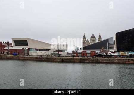 Vista di Mann Island dall'Albert Dock Foto Stock