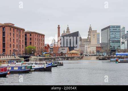 Vista di Mann Island dall'Albert Dock Foto Stock