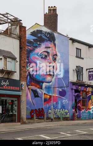 Grande murale di una donna colorata sul lato di un edificio, Liverpool Foto Stock