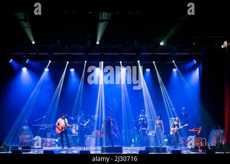 2022-04-04 il cantautore italiano Tommaso Paradiso esegue dal vivo il tour dei cowboy spaziali a Torino Foto Stock