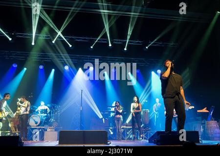 2022-04-04 il cantautore italiano Tommaso Paradiso esegue dal vivo il tour dei cowboy spaziali a Torino Foto Stock