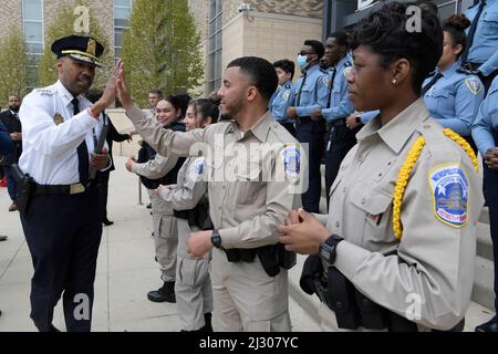 4 aprile 2022, Washington, Distry of Columbia, USA: Il capo MPD ROBERT CONTEE durante un 42 ufficiali di laurea residenti da MPD Cadet Program, oggi il 04 marzo 2022 alla Dunbar High School di Washington DC, USA. (Credit Image: © Lenin Nolly/ZUMA Press Wire) Foto Stock