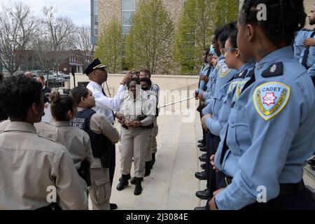 4 aprile 2022, Washington, Distry of Columbia, USA: Il capo MPD ROBERT CONTEE durante un 42 ufficiali di laurea residenti da MPD Cadet Program, oggi il 04 marzo 2022 alla Dunbar High School di Washington DC, USA. (Credit Image: © Lenin Nolly/ZUMA Press Wire) Foto Stock