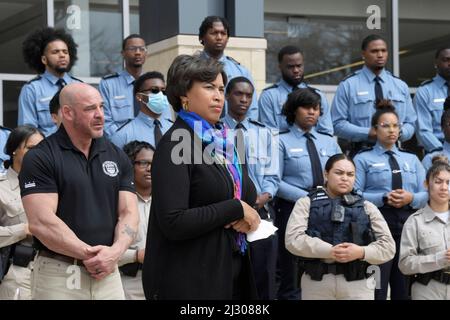 4 aprile 2022, Washington, Distry of Columbia, USA: DC Mayor MURIEL BOWSER durante un 42 funzionari di laurea residenti dal MPD Cadet Program, oggi il 04 marzo 2022 alla Dunbar High School di Washington DC, USA. (Credit Image: © Lenin Nolly/ZUMA Press Wire) Foto Stock