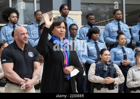 4 aprile 2022, Washington, Distry of Columbia, USA: DC Mayor MURIEL BOWSER durante un 42 funzionari di laurea residenti dal MPD Cadet Program, oggi il 04 marzo 2022 alla Dunbar High School di Washington DC, USA. (Credit Image: © Lenin Nolly/ZUMA Press Wire) Foto Stock