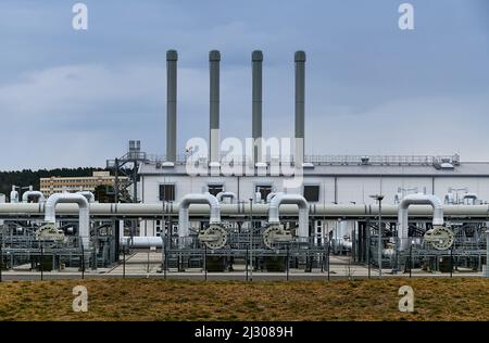 Lubmin, Meclemburgo-Pomerania occidentale / Germania - Aprile-3-2022: Tubi del gas, collegamenti, attrezzature e riduttori di pressione presso il sito di NordStre di Gazprom Foto Stock