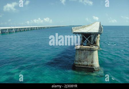 L'estremità occidentale del vecchio ponte Bahia Honda dal 1912 che fu utilizzato per la prima volta come ponte ferroviario più tardi come ponte stradale. Dal 1972, quando furono costruiti nuovi ponti sulla Overseas Highway che collegava le Florida Keys, cade in preda al vento e le onde lentamente decadono. Foto Stock