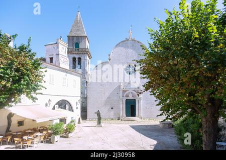 Osor; isola di Cres; Piazza principale, Chiesa dell'Assunzione Foto Stock