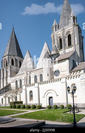 Chiesa Saint Ours o Saint Oars nella città reale di Loches in un pomeriggio di primavera soleggiato, Indre et Loire, Francia Foto Stock