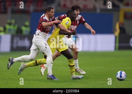 Milano, 4th aprile 2022. Musa Barrow di Bologna FC si occupa di Ismael Bennacer e Sandro tonali di AC Milan durante la serie A a a Giuseppe Meazza, Milano. Il credito d'immagine dovrebbe essere: Jonathan Moscrop / Sportimage Foto Stock