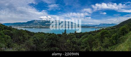 Vue panoramique depuis le tunnel du chat sur le lac du Bourget et le Mont Revard Foto Stock