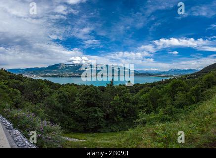 Vue panoramique depuis le tunnel du chat sur le lac du Bourget et le Mont Revard Foto Stock