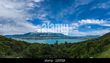 Vue panoramique depuis le tunnel du chat sur le lac du Bourget et le Mont Revard Foto Stock