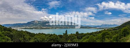 Vue panoramique depuis le tunnel du chat sur le lac du Bourget et le Mont Revard Foto Stock