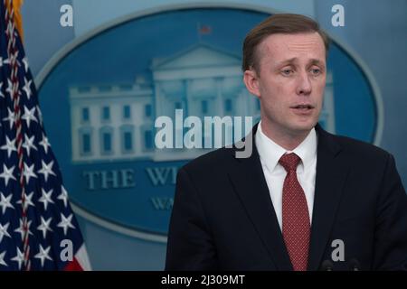 Washington, Vereinigte Staaten. 04th Apr 2022. Il consulente nazionale per la sicurezza Jake Sullivan partecipa a un briefing alla Casa Bianca di Washington, DC, lunedì 4 aprile 2022. Credit: Chris Kleponis/CNP/dpa/Alamy Live News Foto Stock