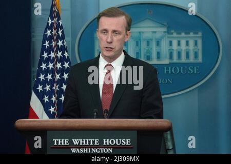 Washington, Vereinigte Staaten. 04th Apr 2022. Il consulente nazionale per la sicurezza Jake Sullivan partecipa a un briefing alla Casa Bianca di Washington, DC, lunedì 4 aprile 2022. Credit: Chris Kleponis/CNP/dpa/Alamy Live News Foto Stock