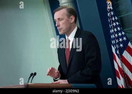 Washington, Vereinigte Staaten. 04th Apr 2022. Il consulente nazionale per la sicurezza Jake Sullivan partecipa a un briefing alla Casa Bianca di Washington, DC, lunedì 4 aprile 2022. Credit: Chris Kleponis/CNP/dpa/Alamy Live News Foto Stock