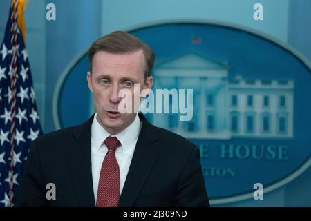 Washington, Vereinigte Staaten. 04th Apr 2022. Il consulente nazionale per la sicurezza Jake Sullivan partecipa a un briefing alla Casa Bianca di Washington, DC, lunedì 4 aprile 2022. Credit: Chris Kleponis/CNP/dpa/Alamy Live News Foto Stock