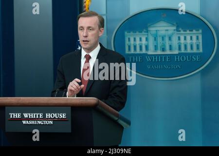 Washington, Vereinigte Staaten. 04th Apr 2022. Il consulente nazionale per la sicurezza Jake Sullivan partecipa a un briefing alla Casa Bianca di Washington, DC, lunedì 4 aprile 2022. Credit: Chris Kleponis/CNP/dpa/Alamy Live News Foto Stock