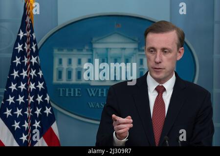 Washington, Vereinigte Staaten. 04th Apr 2022. Il consulente nazionale per la sicurezza Jake Sullivan partecipa a un briefing alla Casa Bianca di Washington, DC, lunedì 4 aprile 2022. Credit: Chris Kleponis/CNP/dpa/Alamy Live News Foto Stock