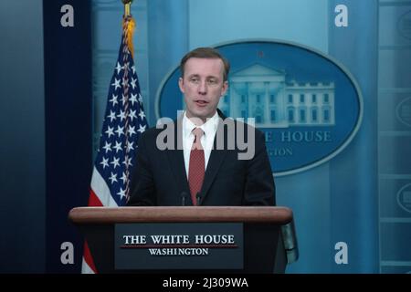 Washington, Vereinigte Staaten. 04th Apr 2022. Il consulente nazionale per la sicurezza Jake Sullivan partecipa a un briefing alla Casa Bianca di Washington, DC, lunedì 4 aprile 2022. Credit: Chris Kleponis/CNP/dpa/Alamy Live News Foto Stock