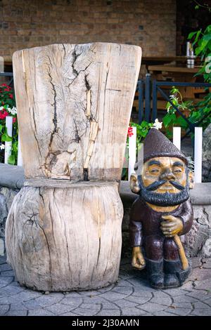 Artigianato del legno crudo, gnome e fiore stand. Foto Stock