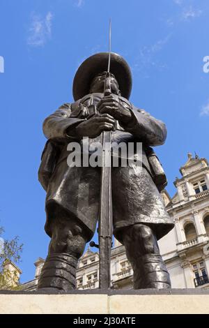 Il Memorial alla Brigata di Gurkhas su Horse Guards Avenue. Una statua del soldato di Gurkha che tiene un riffle. Londra - 2nd aprile 2022 Foto Stock