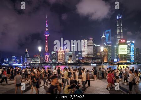 Folle di notte, il Bund, vista dello skyline di Pudong, Shanghai, People&#39;s Repubblica di Cina, Asia Foto Stock