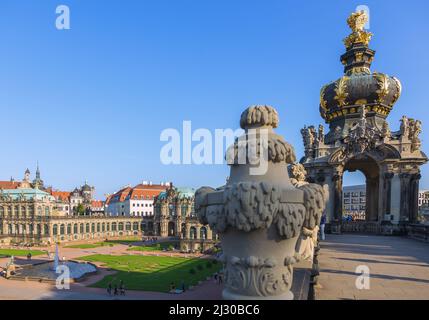 Dresda, Zwinger, Zwingerhof con il Padiglione tedesco e il Padiglione Glockenspiel e Kronentor Foto Stock