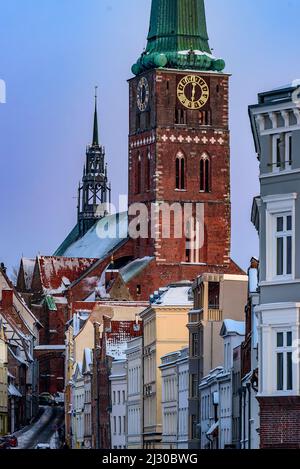 Vista lungo Engelsgrube fino alla chiesa di San Jakobi, Lübeck, Baia di Lübeck, Schleswig Holstein, Germania Foto Stock