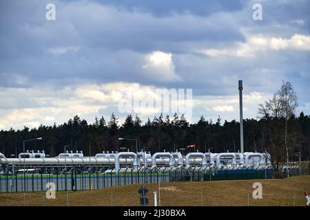 Lubmin, Meclemburgo-Pomerania occidentale / Germania - Aprile-3-2022: Tubi del gas, collegamenti, attrezzature e riduttori di pressione presso il sito del Nord Str di Gazprom Foto Stock