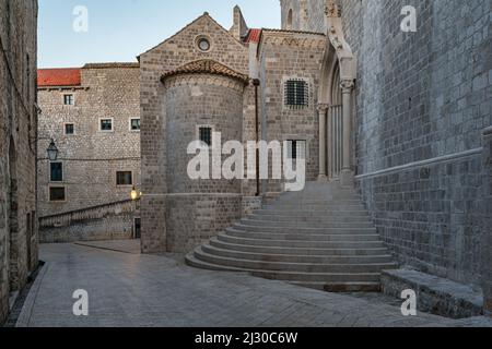 Al mattino presto attraverso le strade deserte della città vecchia di Dubrovnik, Dalmazia, Croazia. Foto Stock