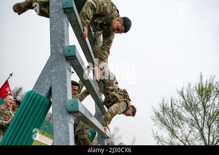 Vicenza, Italia. 17th Mar 2022. I paracadutisti dell'esercito degli Stati Uniti assegnati alla Brigata Airborne 173rd scendono una scala verticale su un percorso ad ostacoli durante un concorso di addestramento fisico a Caserma del DIN a Vicenza, Italia, 17 marzo 2022. La Brigata aerea del 173rd è la forza di risposta di contingenza dell'esercito degli Stati Uniti in Europa, che fornisce forze rapidamente dispiegabili alle aree di responsabilità europee, africane e del comando centrale degli Stati Uniti. Forward schierata in Italia e Germania, la brigata si forma regolarmente insieme agli alleati e ai partner della NATO per costruire partenariati e rafforzare l'alleanza. (Credito im Foto Stock