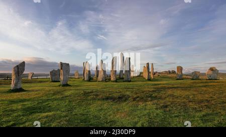 Un bel colpo di pietre Callanish in piedi contro il cielo nuvoloso blu all'alba nell'isola di Lewis, Scozia Foto Stock