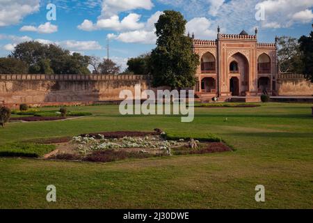 Agra, India. Porta d'ingresso nel Giardino che circonda l'Itimad-ud-Dawlah. Foto Stock